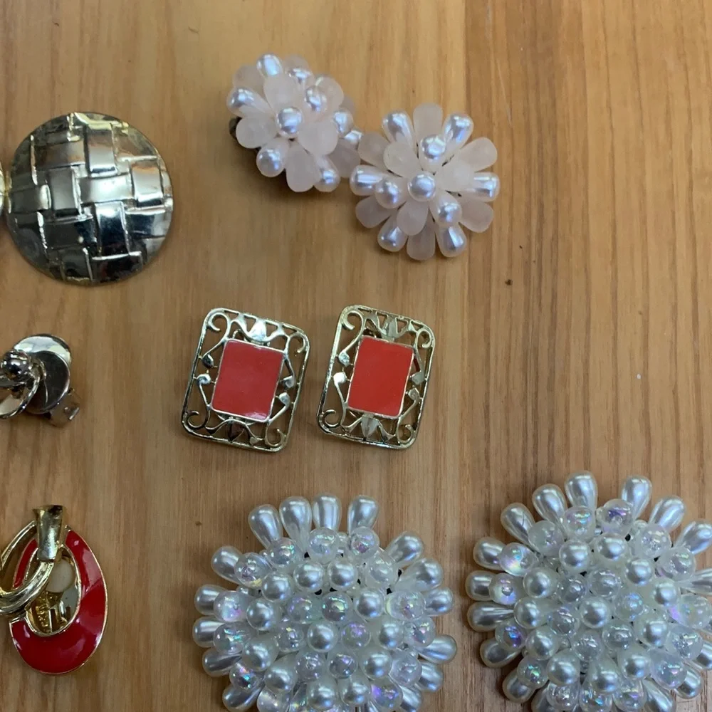 12 Pair Vintage Clip-on EarringsBeaded Metal Enamel Goldtone Silvertone - Picture 9 of 12